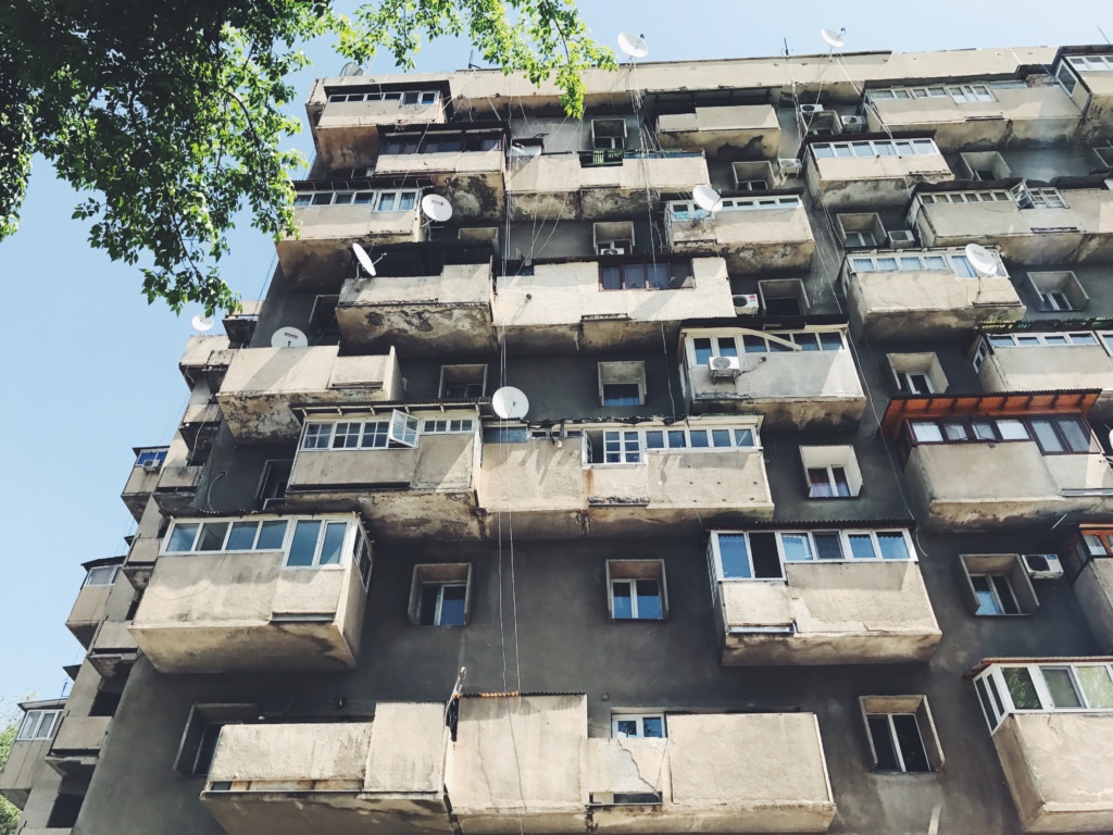 Though most have been destroyed in recent years, some of the old buildings on Rudaki ulitsa are still standing